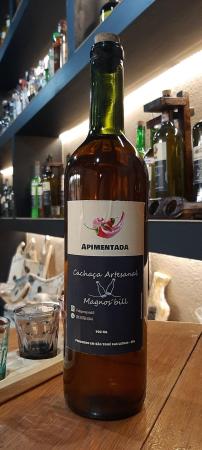Cachaça Artesanal Apimentada, feita com pimenta dedo de moça